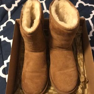 Classic short tan ugh